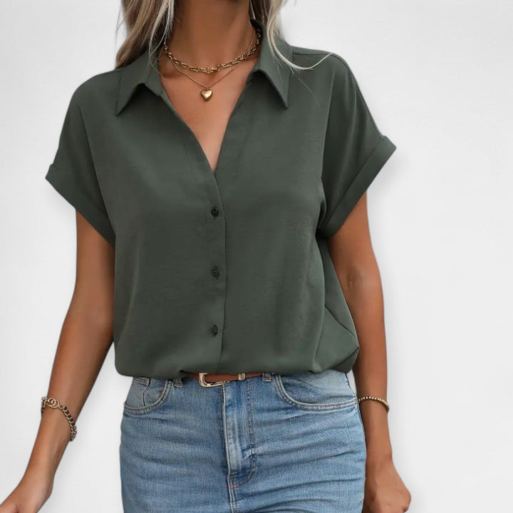Nora – Light Straight Classic-Cut Shirt