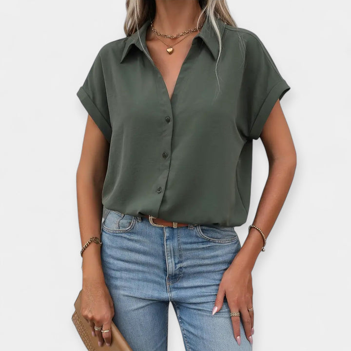 Nora – Light Straight Classic-Cut Shirt