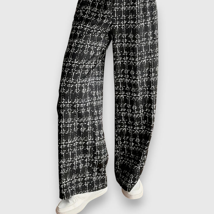 Saoirse – Two-Piece Set with V-Neck and Matching Trousers